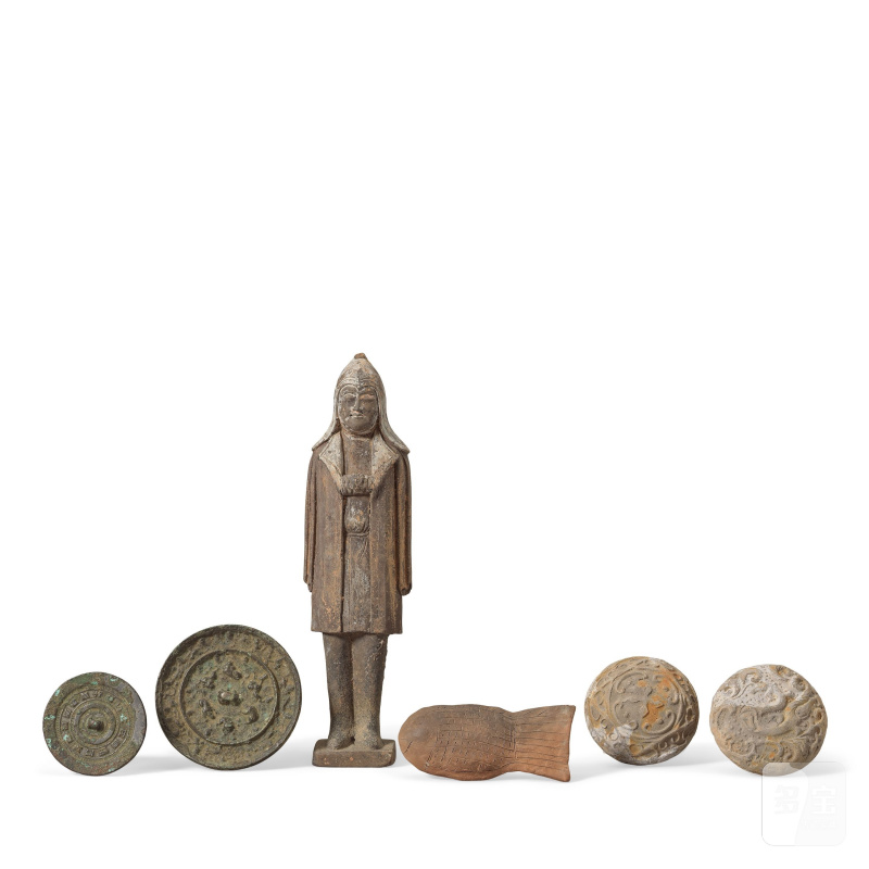 陶紙鎮兩件、陶魚、銅鏡兩件及陶武士俑 | TWO POTTERY WEIGHTS, A POTTERY FISH, TWO SMALL BRONZE MIRRORS, AND A POTTERY WARRIOR